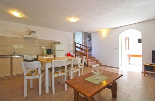 Valtura House | Comfortable apartment with pool and garden