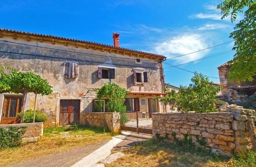 Valtura House | Comfortable apartment with pool and garden