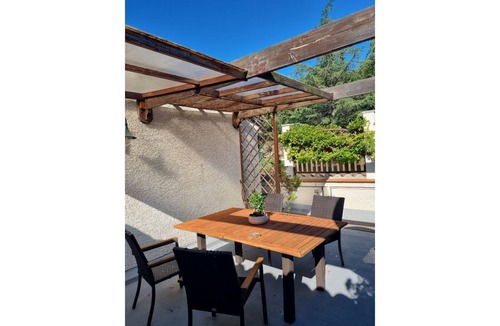 Lodeve Apartment | Comfortable apartment with swimming pool and superb view