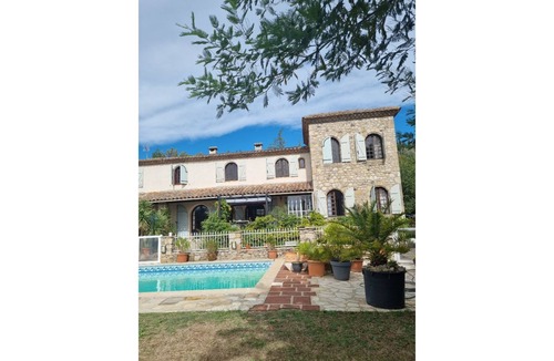 Lodeve Apartment | Comfortable apartment with swimming pool and superb view