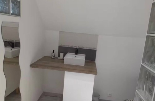 Mardie Apartment | Comfortable apartment with garden access and weights room