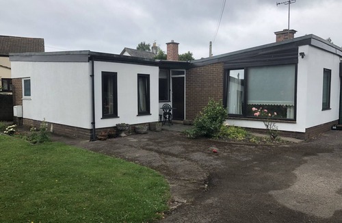 Coleford House | Comfortable architect designed retro style bungalow, easy access