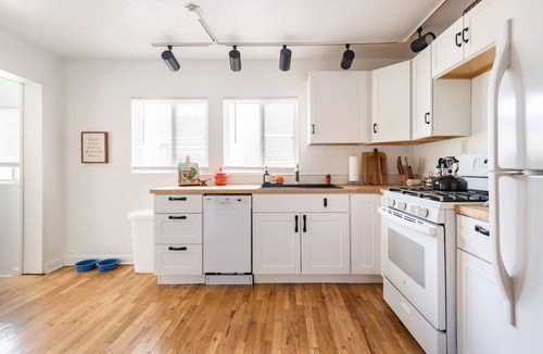 Victory Hills House | Comfortable Beds+Work Space+Fenced Yard+Full Kitchen+Fire pit+Cookies