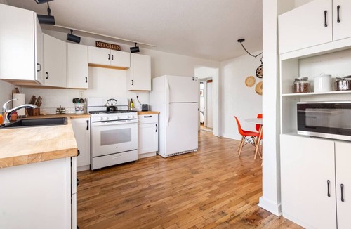 Victory Hills House | Comfortable Beds+Work Space+Fenced Yard+Full Kitchen+Fire pit+Cookies