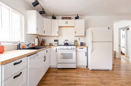 Victory Hills House | Comfortable Beds+Work Space+Fenced Yard+Full Kitchen+Fire pit+Cookies
