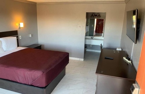 Beeville Hotel | Comfortable & Budget-Friendly Room w/Free Parking – Perfect for Pet Owners