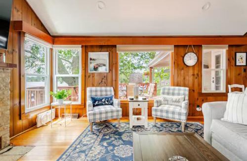 Bohners Lake House | Comfortable Cabin on Lake and 20 min from Ski Hill and Alpine Valley