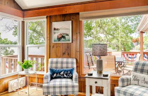 Bohners Lake House | Comfortable Cabin on Lake and 20 min from Ski Hill and Alpine Valley
