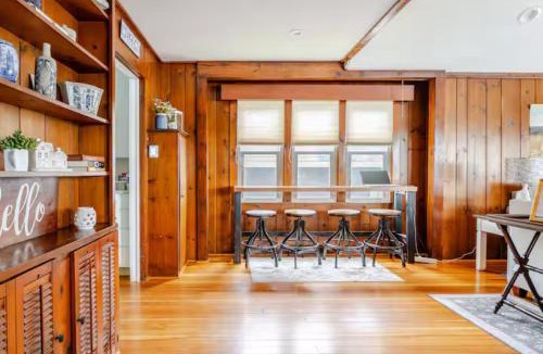 Bohners Lake House | Comfortable Cabin on Lake and 20 min from Ski Hill and Alpine Valley