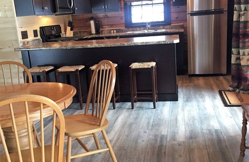 Pittsburg Cabin | Comfortable Canada Cabin - DIRECT ATV AND SNOWMOBILE TRAIL ACCESS!