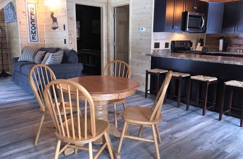 Pittsburg Cabin | Comfortable Canada Cabin - DIRECT ATV AND SNOWMOBILE TRAIL ACCESS!