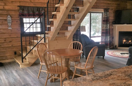 Pittsburg Cabin | Comfortable Canada Cabin - DIRECT ATV AND SNOWMOBILE TRAIL ACCESS!