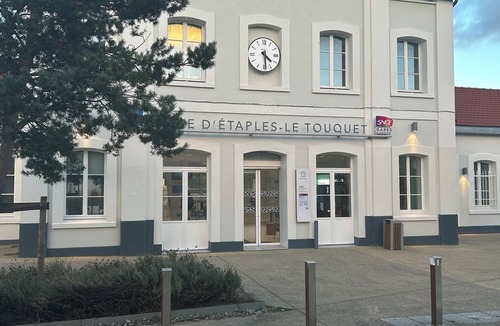 Etaples Apartment | Comfortable Canche Bay accommodation, free parking, pets welcome, bicycle garage
