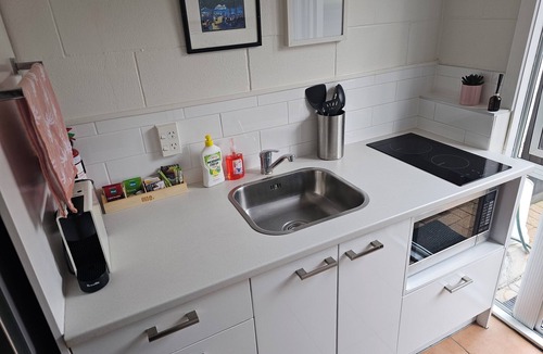 Mount Albert Apartment | Comfortable, Centrally located Studio with Parking, Kitchenette & Coffee Machine