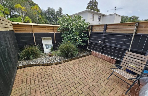 Mount Albert Apartment | Comfortable, Centrally located Studio with Parking, Kitchenette & Coffee Machine