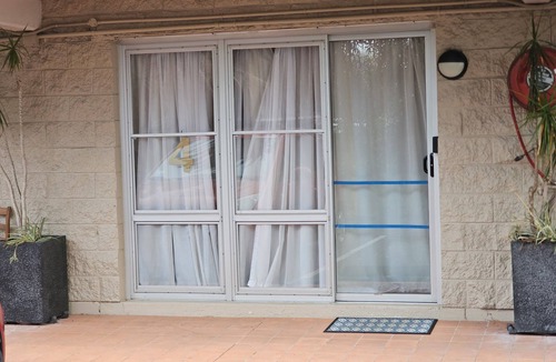 Mount Albert Apartment | Comfortable, Centrally located Studio with Parking, Kitchenette & Coffee Machine