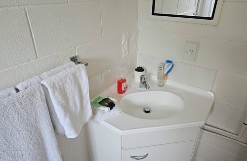 Mount Albert Apartment | Comfortable, Centrally located Studio with Parking, Kitchenette & Coffee Machine