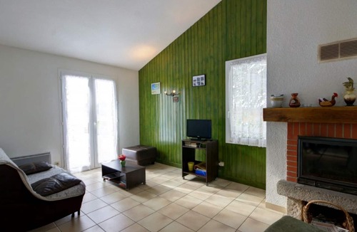 Usson-en-Forez Cottage | Comfortable chalet with fireplace and garden, pets allowed