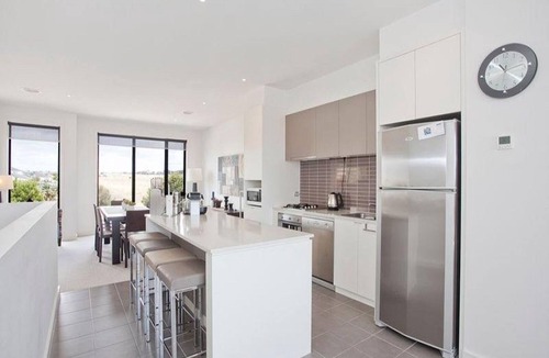 Torquay House | Comfortable, clean and modern in an ideal quiet location