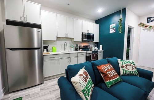 East Parkside Apartment | Comfortable, clean, and fully equipped for short or extended stays. Enjoy a hassle-free experience in a well-located, professionally managed space—perfect for work or relaxation.