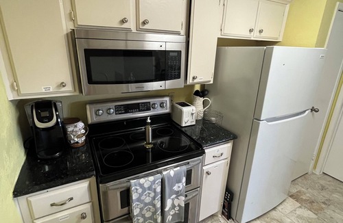 Lake Jackson Condo | Comfortable Condo Near Plants & Beach/WiFi, Kitchen, Pool