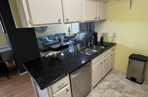 Lake Jackson Condo | Comfortable Condo Near Plants & Beach/WiFi, Kitchen, Pool