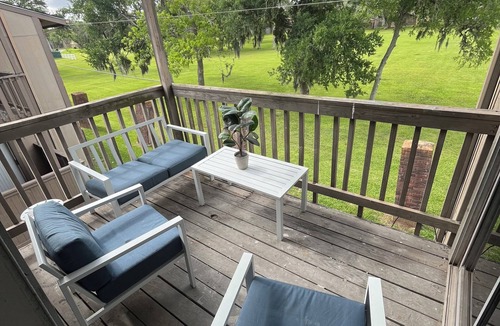 Lake Jackson Condo | Comfortable Condo Near Plants & Beach/WiFi, Kitchen, Pool