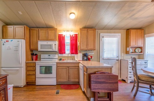 Highlands House | Comfortable, Convenient and Freshly Renovated!