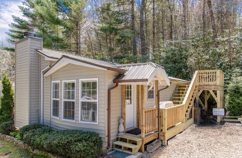 Highlands House | Comfortable, Convenient and Freshly Renovated!