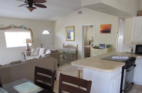 Pensacola Beach Cottage | Comfortable Cottage a Block Away from Beach