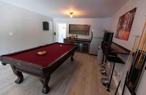 Bracebridge Cottage | Comfortable cottage for 14 people with pool, hot tub, games, and more.