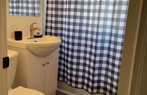 Sidney House | Comfortable Cozy 1 Bed/1 Bath, Awesome Location!