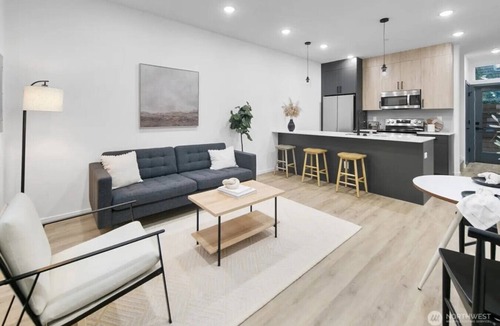 West Woodland Apartment | Comfortable Cozy 2BR 2BA with WiFI & Desk