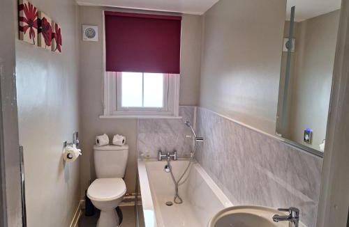 Cranleigh House | Comfortable Double Room with Bath