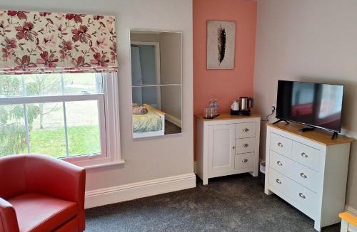 Cranleigh House | Comfortable Double Room with Bath