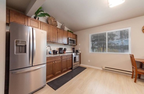 Valley House | Comfortable Duplex Unit - Beautiful Lake Views!