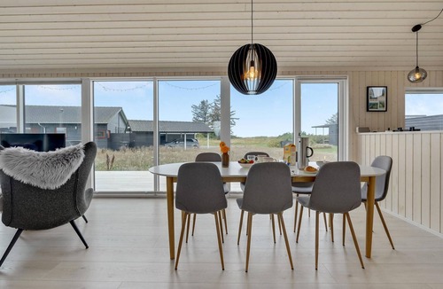 Lundby House | Comfortable, family-friendly cottage with sauna and sea view, a few meters from the beach.