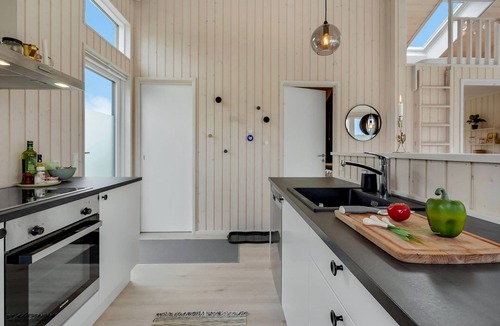 Lundby House | Comfortable, family-friendly cottage with sauna and sea view, a few meters from the beach.