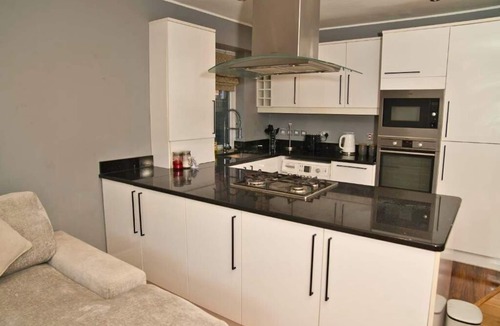 Ealing Common Apartment | Comfortable Family Stay, Modern Ealing Broadway, Free WiFi, Parking