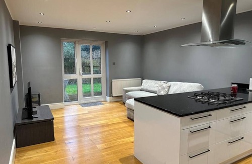 Ealing Common Apartment | Comfortable Family Stay, Modern Ealing Broadway, Free WiFi, Parking