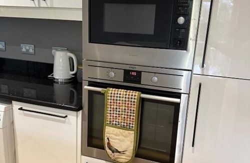 Ealing Common Apartment | Comfortable Family Stay, Modern Ealing Broadway, Free WiFi, Parking