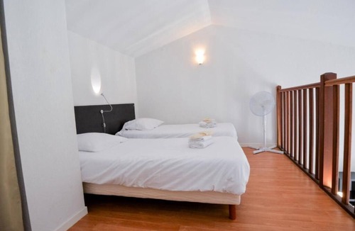 Azille Hotel | Comfortable Family Units with Kitchenettes & Seasonal Pool Access