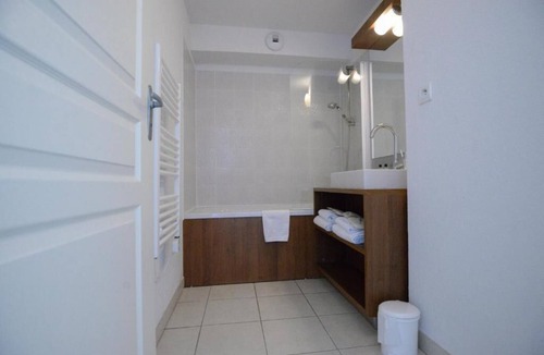 Azille Hotel | Comfortable Family Units with Kitchenettes & Seasonal Pool Access
