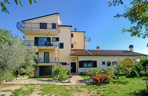 Valica Apartment | Comfortable flat in Valica with large garden