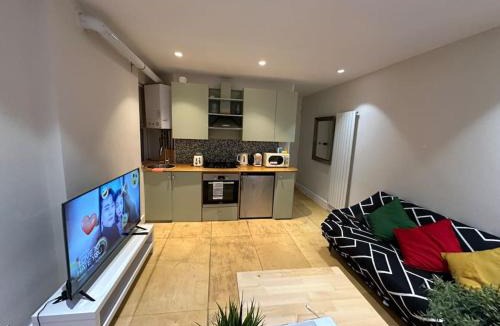 St. Helen's Apartment | Comfortable flat near Portobello Rd