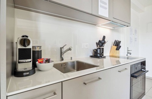 Oerlikon Apartment | Comfortable Flat with Terrace in Zurich (401-16)
