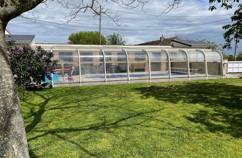 La Suze-sur-Sarthe Cottage | Comfortable lodging with pool, parking, and Wi-Fi in La Suze-sur-Sarthe