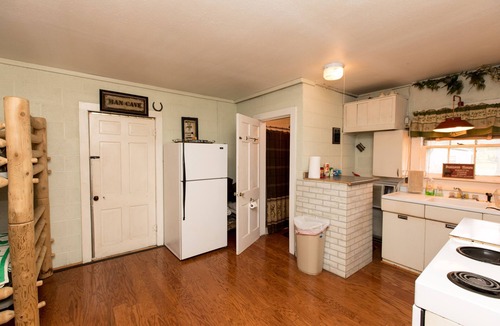 Clifton Cabin | Comfortable & Fun 'Lake House #1' Just Yards to Marina & Lake Access