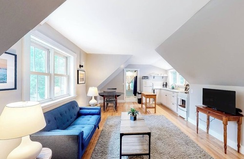 Castine House | Comfortable Getaway for Two w/Kitchenette - Right in the Heart of Downtown