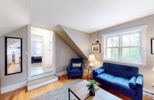 Castine House | Comfortable Getaway for Two w/Kitchenette - Right in the Heart of Downtown